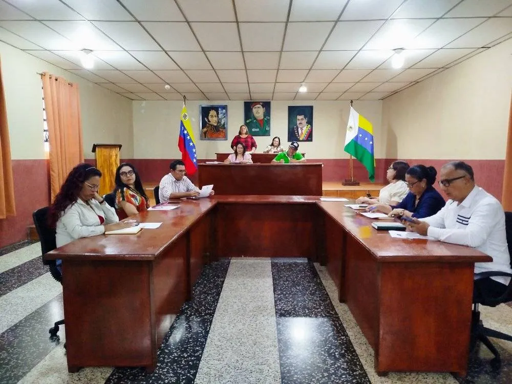La mañana de este martes 10 de Junio del 2025 los Concejales del Municipio San Fernando realizaron la Sesión Ordinaria N° 12 en la cual se presentó para el Cuerpo de Concejales, 03 resoluciones emitidas por la Presidenta del Concejo Municipal Dra. Elia Pérez. A su vez, se realizó la presentación de los informes de Comisiones para la Instalación de la misma para la culminación del Periodo 2025. Desde éste Concejo Municipal continuamos trabajando y legislando para el Pueblo y con Pasión.
