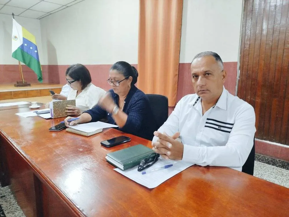 La mañana de este martes 10 de Junio del 2025 los Concejales del Municipio San Fernando realizaron la Sesión Ordinaria N° 12 en la cual se presentó para el Cuerpo de Concejales, 03 resoluciones emitidas por la Presidenta del Concejo Municipal Dra. Elia Pérez. A su vez, se realizó la presentación de los informes de Comisiones para la Instalación de la misma para la culminación del Periodo 2025. Desde éste Concejo Municipal continuamos trabajando y legislando para el Pueblo y con Pasión.