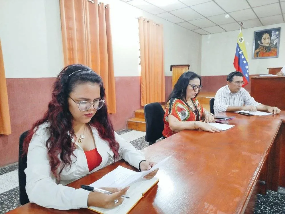 La mañana de este martes 10 de Junio del 2025 los Concejales del Municipio San Fernando realizaron la Sesión Ordinaria N° 12 en la cual se presentó para el Cuerpo de Concejales, 03 resoluciones emitidas por la Presidenta del Concejo Municipal Dra. Elia Pérez. A su vez, se realizó la presentación de los informes de Comisiones para la Instalación de la misma para la culminación del Periodo 2025. Desde éste Concejo Municipal continuamos trabajando y legislando para el Pueblo y con Pasión.