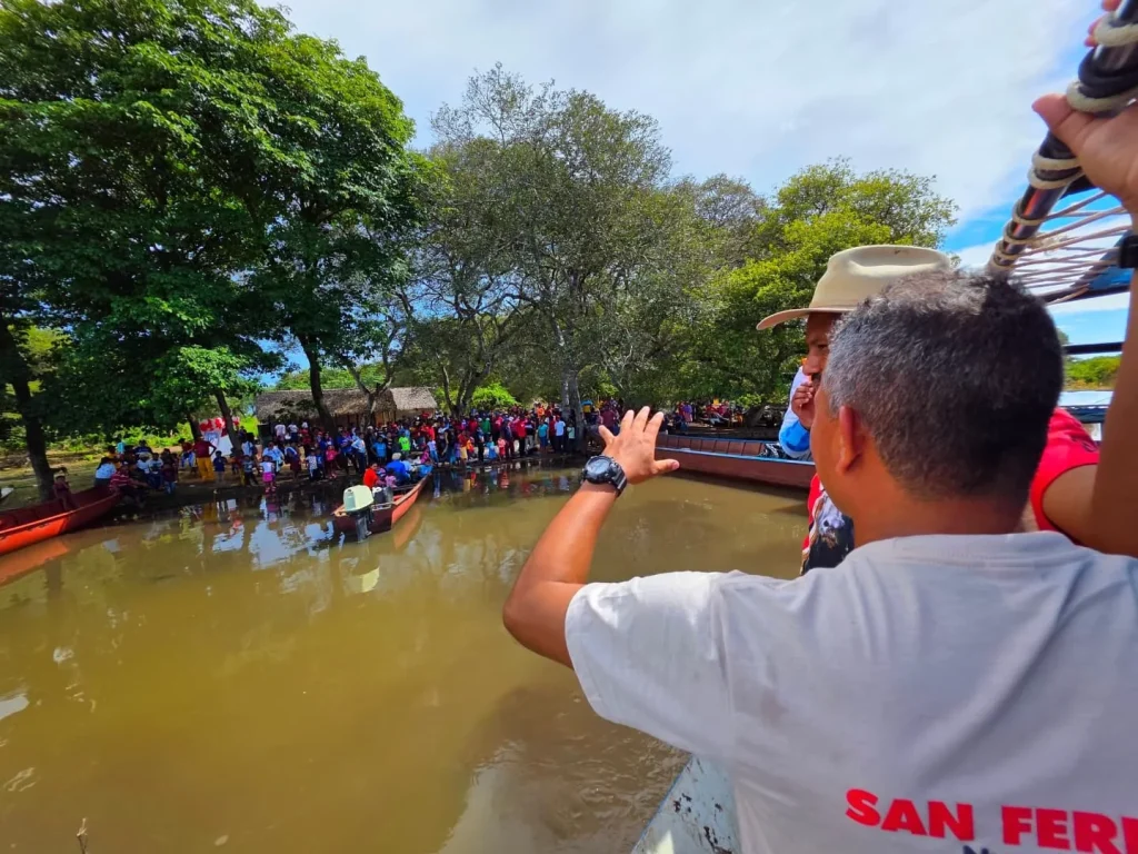 ¡Un recorrido lleno de compromiso y Pasión por San Fernando! Hoy tuvimos el honor de acompañar al Gobernador del estado Apure, Wilmer Rodríguez, en una jornada de atención a las siete comunidades ribereñas de Boca Apure, en el municipio San Fernando. Junto a instituciones de salud y especialistas de diversas áreas, realizamos consultas médicas, entregamos medicamentos, alimentos y combustible, llevando apoyos sociales a quienes más lo necesitan. Durante esta visita, también tuvimos la oportunidad de realizar una amena asamblea con los habitantes del sector, donde escuchamos sus inquietudes y propuestas. Reiteramos, junto a nuestro Gobernador, el firme compromiso de seguir trabajando de la mano con nuestro pueblo como ha orientado nuestro Presidente obrero Nicolás Maduro para avanzar y contrarrestar los efectos de las fuertes crecidas de los ríos. ¡San Fernando... Nuestra Pasión!