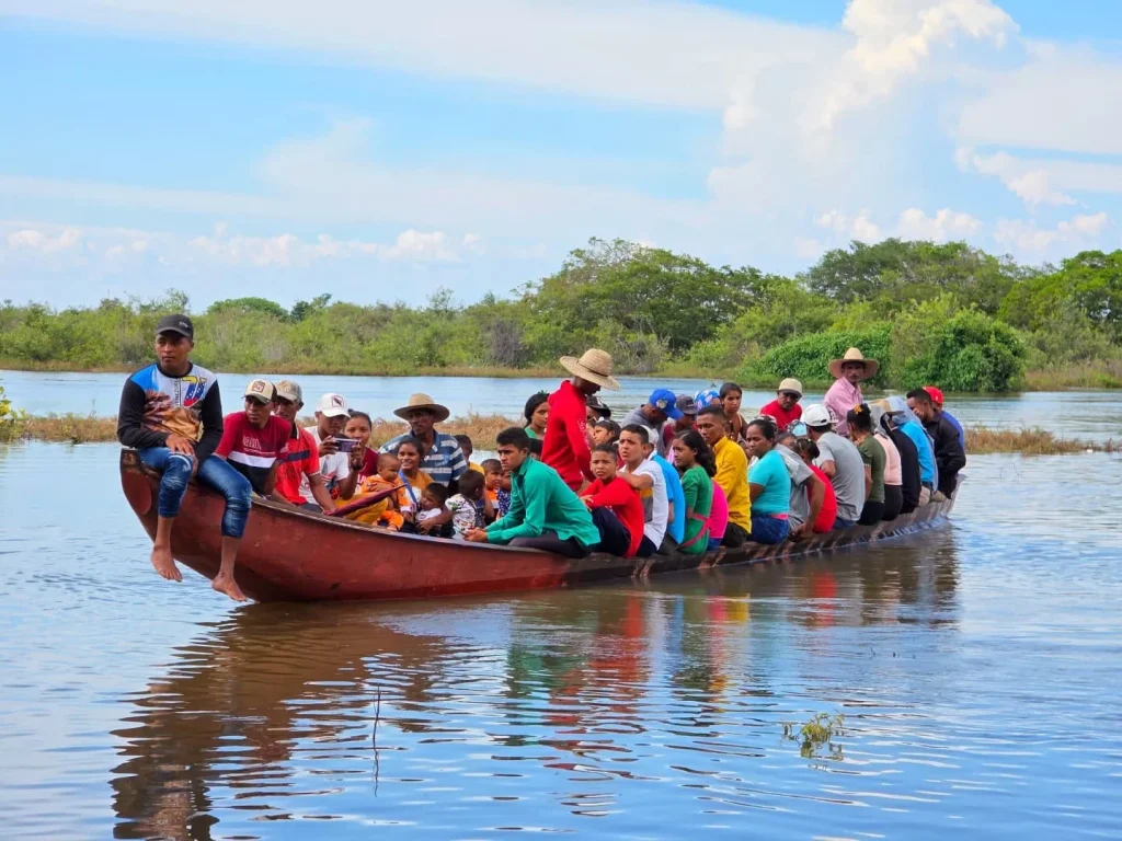 ¡Un recorrido lleno de compromiso y Pasión por San Fernando! Hoy tuvimos el honor de acompañar al Gobernador del estado Apure, Wilmer Rodríguez, en una jornada de atención a las siete comunidades ribereñas de Boca Apure, en el municipio San Fernando. Junto a instituciones de salud y especialistas de diversas áreas, realizamos consultas médicas, entregamos medicamentos, alimentos y combustible, llevando apoyos sociales a quienes más lo necesitan. Durante esta visita, también tuvimos la oportunidad de realizar una amena asamblea con los habitantes del sector, donde escuchamos sus inquietudes y propuestas. Reiteramos, junto a nuestro Gobernador, el firme compromiso de seguir trabajando de la mano con nuestro pueblo como ha orientado nuestro Presidente obrero Nicolás Maduro para avanzar y contrarrestar los efectos de las fuertes crecidas de los ríos. ¡San Fernando... Nuestra Pasión!