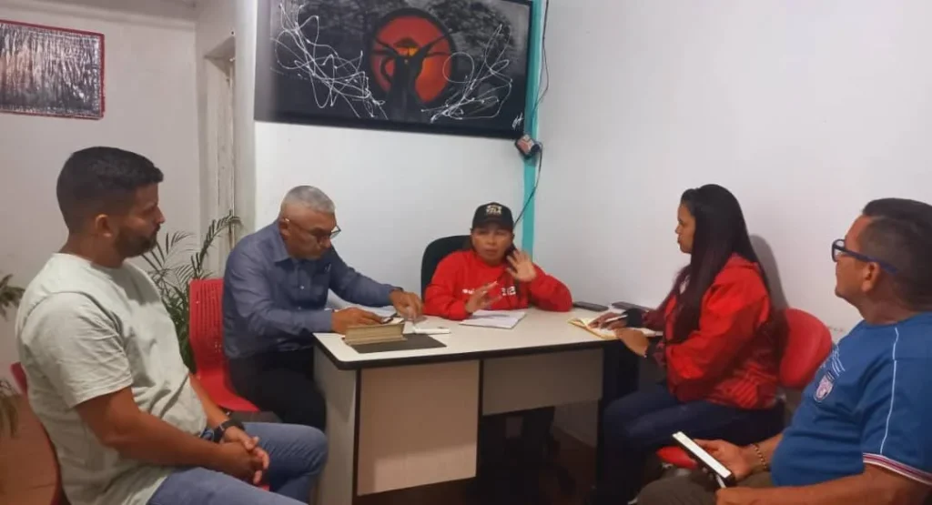 Reunión de la Comisión de Ejidos y Terrenos Propios del Concejo Municipal de San Fernando para Unificar Esfuerzos y Criterios. La Comisión de Ejidos y Terrenos Propios del Concejo Municipal llevó a cabo la mañana de hoy 28 de Agosto, una importante reunión con el fin de unir esfuerzos y criterios en materia de ejidos y terrenos destinados a la comunidad sanfernandina. La convocatoria contó con la presencia del presidente del Concejo Municipal Fabián Marchena y la coordinación del Comité de Tierras Urbanas del Municipio San Fernando. El encuentro tuvo como objetivo principal abordar temas relacionados con la gestión y planificación de los terrenos ejidales y urbanos, buscando maximizar los beneficios para la comunidad y promover un desarrollo equitativo y sostenible en San Fernando. Así desde éste Concejo Municipal seguimos comprometidos trabajando y legislando con Pasión al Pueblo.