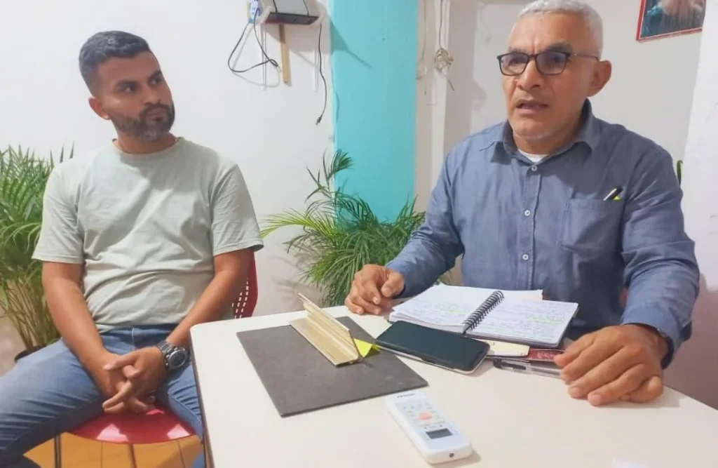 Reunión de la Comisión de Ejidos y Terrenos Propios del Concejo Municipal de San Fernando para Unificar Esfuerzos y Criterios. La Comisión de Ejidos y Terrenos Propios del Concejo Municipal llevó a cabo la mañana de hoy 28 de Agosto, una importante reunión con el fin de unir esfuerzos y criterios en materia de ejidos y terrenos destinados a la comunidad sanfernandina. La convocatoria contó con la presencia del presidente del Concejo Municipal Fabián Marchena y la coordinación del Comité de Tierras Urbanas del Municipio San Fernando. El encuentro tuvo como objetivo principal abordar temas relacionados con la gestión y planificación de los terrenos ejidales y urbanos, buscando maximizar los beneficios para la comunidad y promover un desarrollo equitativo y sostenible en San Fernando. Así desde éste Concejo Municipal seguimos comprometidos trabajando y legislando con Pasión al Pueblo.